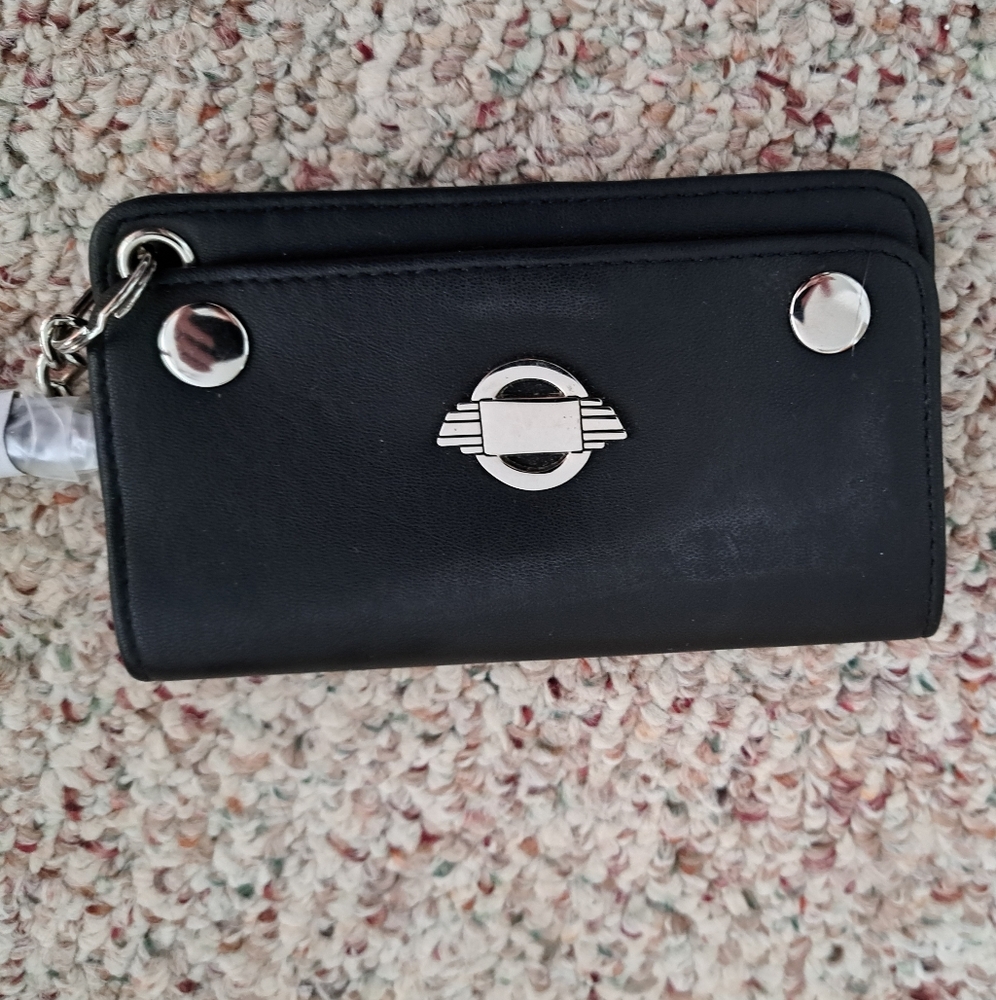 Wallet with chain